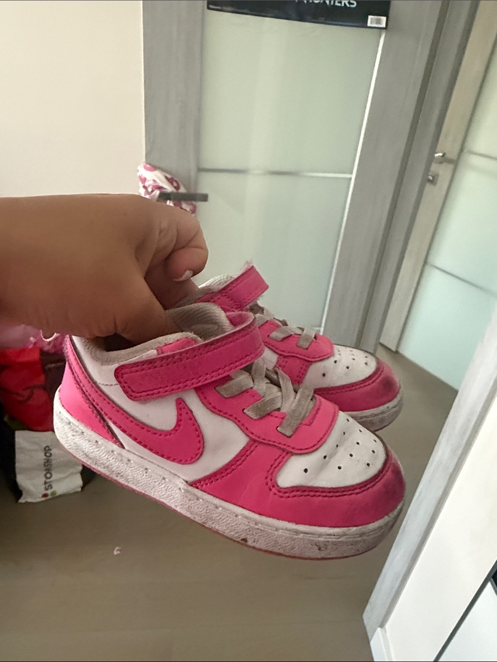 Nike Kids White and Pink Velcro Low-Top Sneakers